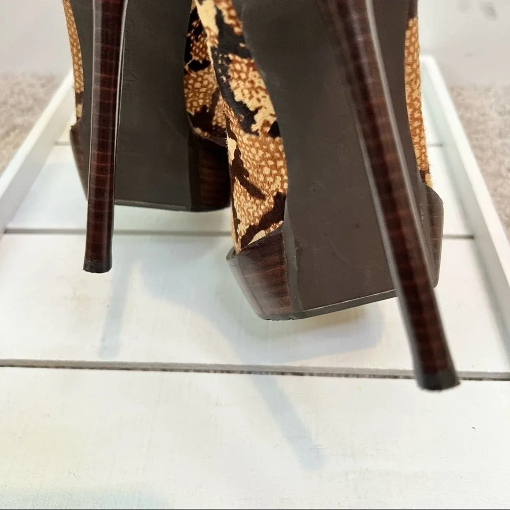 Calvin Klein animal print platform shoes size 7.5   #024-1